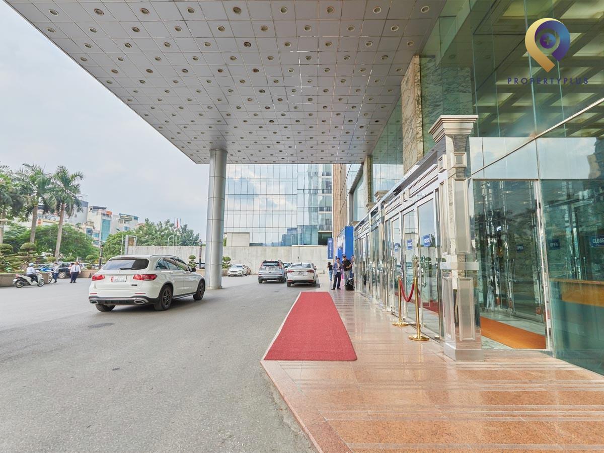 Tòa nhà Charmvit Tower nhìn từ phía đường lớn với các phương tiện giao thông qua lại - hình ảnh từ Property Plus